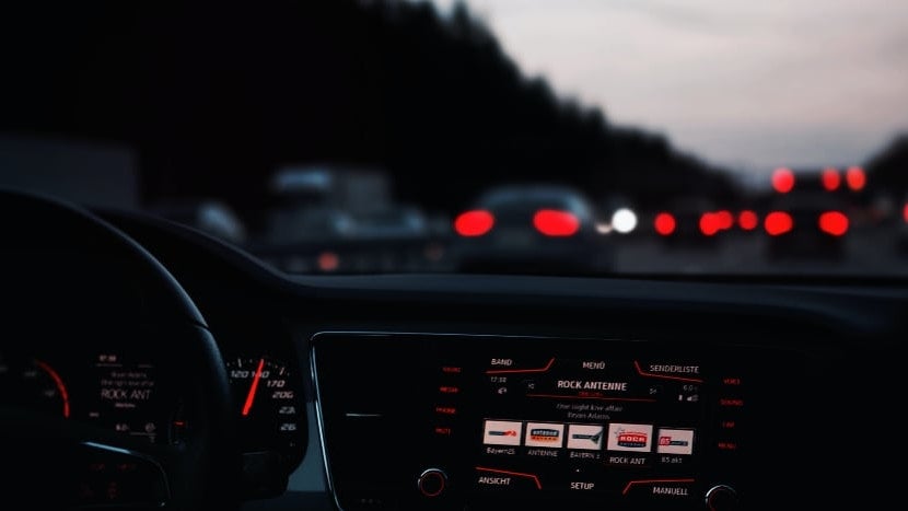 Bilde tatt ut fra bil i trafikken